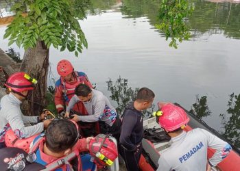 Pria berinisial DM ditemukan tewas di Kali Sunter Jakarta Utara setelah panik dikejar warga saat mencoba mencuri. (Foto: Antara)