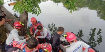 Pria berinisial DM ditemukan tewas di Kali Sunter Jakarta Utara setelah panik dikejar warga saat mencoba mencuri. (Foto: Antara)
