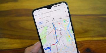 Google Maps meluncurkan mode hemat daya dengan tampilan sederhana di layar kunci untuk membantu pengguna menghemat baterai saat mengemudi. (Foto: Pixabay)