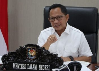 Mendagri Tito Karnavian meminta pemerintah daerah mempercepat sosialisasi pembebasan retribusi PBG bagi masyarakat berpenghasilan rendah demi mendukung program 3 juta rumah. (Foto: infopublik.id)