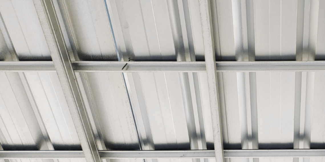 Banyak yang percaya kanopi baja ringan mudah berkarat jika dipasang dengan semen. Benarkah begitu? Simak penjelasan pakar material berikut ini. (Foto: prismax.id)