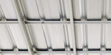 Banyak yang percaya kanopi baja ringan mudah berkarat jika dipasang dengan semen. Benarkah begitu? Simak penjelasan pakar material berikut ini. (Foto: prismax.id)