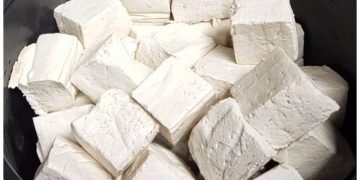 Pelajari cara menyimpan tahu agar tetap segar berbulan-bulan, baik di kulkas maupun freezer, dengan trik mudah dan praktis. (Foto: YouTube/Umi Zaadan's Kitchen)