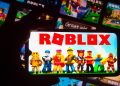 Roblox memperketat keamanan dengan memblokir komunikasi antara pemain anak dan orang dewasa, termasuk penerapan verifikasi usia global mulai Januari 2026. (Foto: Getty Images)