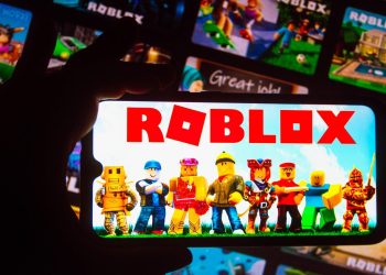Roblox memperketat keamanan dengan memblokir komunikasi antara pemain anak dan orang dewasa, termasuk penerapan verifikasi usia global mulai Januari 2026. (Foto: Getty Images)