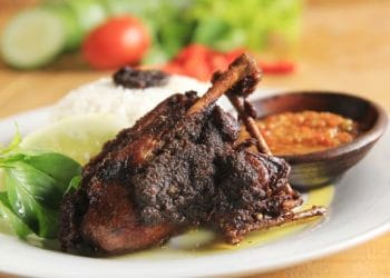 Bebek Madura bumbu hitam terkenal dengan aroma rempahnya yang khas. Simak resep dan cara membuatnya agar empuk dan tidak amis. (Foto: Finna Food)