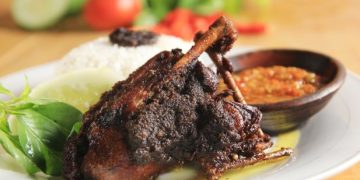 Bebek Madura bumbu hitam terkenal dengan aroma rempahnya yang khas. Simak resep dan cara membuatnya agar empuk dan tidak amis. (Foto: Finna Food)