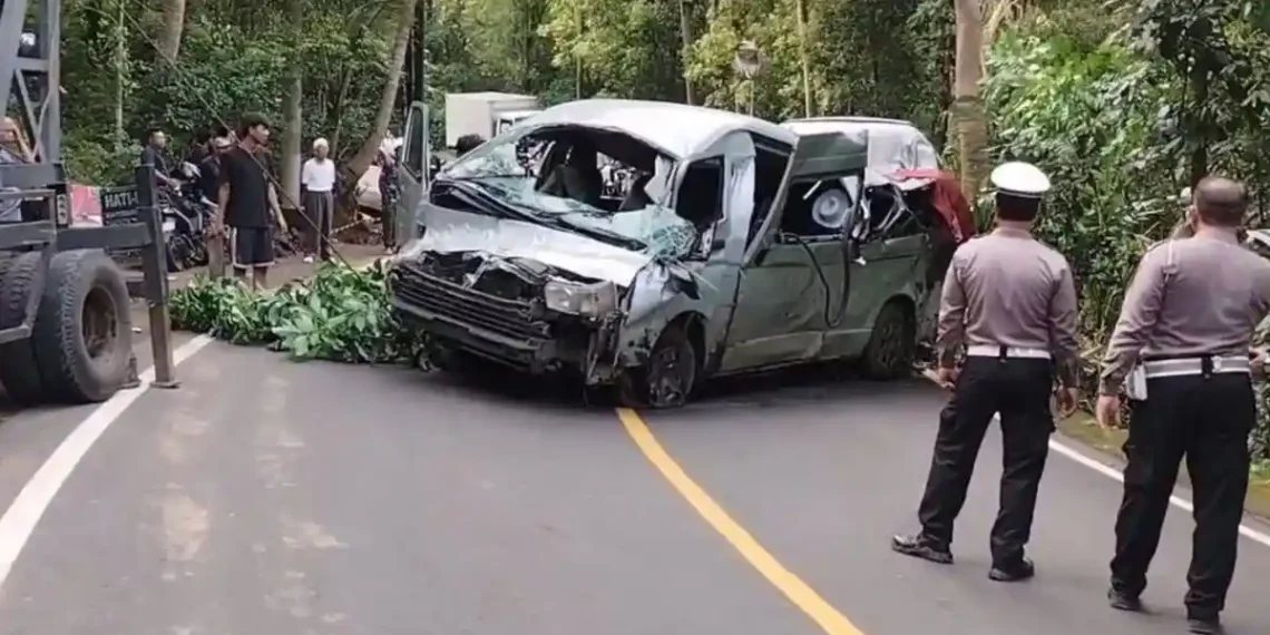Sebuah minibus turis jenis Toyota Hiace tabrak pohon di jalur Singaraja-Denpasar, Bali. Lima WNA China tewas dan delapan lainnya luka. (Foto: KOMPAS.com/Hasan)