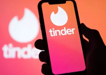 Tinder memperkenalkan fitur AI "Chemistry" yang membantu pengguna menemukan pasangan berdasarkan analisis kepribadian dan gaya hidup. (Foto: thehansindia.com)