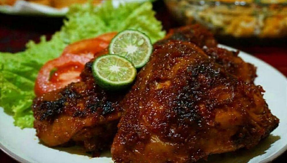 Resep ayam bakar rica-rica cepat dan lezat. Dengan cara tepat, bumbu meresap sempurna tanpa harus masak lama. Cocok untuk menu makan malam. (Foto: instagram.com/byviszaj)