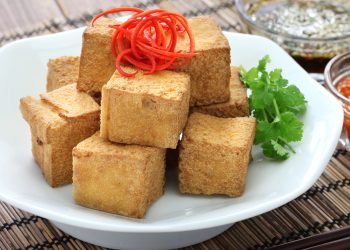 Ingin tahu goreng tanpa tepung tetap renyah dan tidak kempis? Simak trik mudah menjaga kerenyahan tahu goreng tanpa tepung berikut ini. (Foto: Merdeka.com)