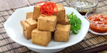 Ingin tahu goreng tanpa tepung tetap renyah dan tidak kempis? Simak trik mudah menjaga kerenyahan tahu goreng tanpa tepung berikut ini. (Foto: Merdeka.com)