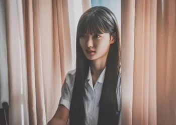 Drama Dear X menampilkan Kim You Jung sebagai aktris penuh ambisi yang menyembunyikan sisi gelap masa lalunya bersama Kim Young Dae dan Kim Do Hoon. (Foto: dok. TVING/Dear X)