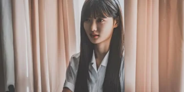 Drama Dear X menampilkan Kim You Jung sebagai aktris penuh ambisi yang menyembunyikan sisi gelap masa lalunya bersama Kim Young Dae dan Kim Do Hoon. (Foto: dok. TVING/Dear X)