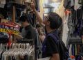 Pemerintah mengarahkan pedagang Pasar Senen beralih ke produk lokal setelah larangan impor pakaian bekas diberlakukan. (Foto: merdeka.com/ Rendi Saputra)
