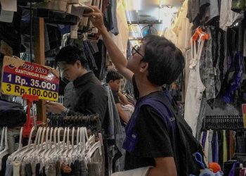 Pemerintah mengarahkan pedagang Pasar Senen beralih ke produk lokal setelah larangan impor pakaian bekas diberlakukan. (Foto: merdeka.com/ Rendi Saputra)