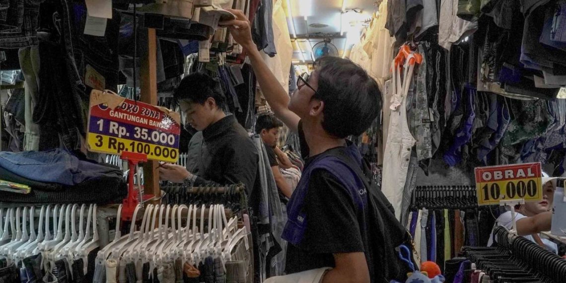 Pasar Senen Siap Direbranding Jadi Pusat Produk Lokal Usai Larangan Thrifting Pemerintah mengarahkan pedagang Pasar Senen beralih ke produk lokal setelah larangan impor pakaian bekas diberlakukan. (Foto: merdeka.com/ Rendi Saputra)