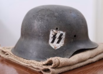 Seorang menteri Bosnia mengirim helm Nazi kepada Christian Schmidt, utusan perdamaian internasional, dalam aksi yang memicu ketegangan politik dan protes diplomatik. (Foto: Reuters)