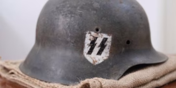 Seorang menteri Bosnia mengirim helm Nazi kepada Christian Schmidt, utusan perdamaian internasional, dalam aksi yang memicu ketegangan politik dan protes diplomatik. (Foto: Reuters)