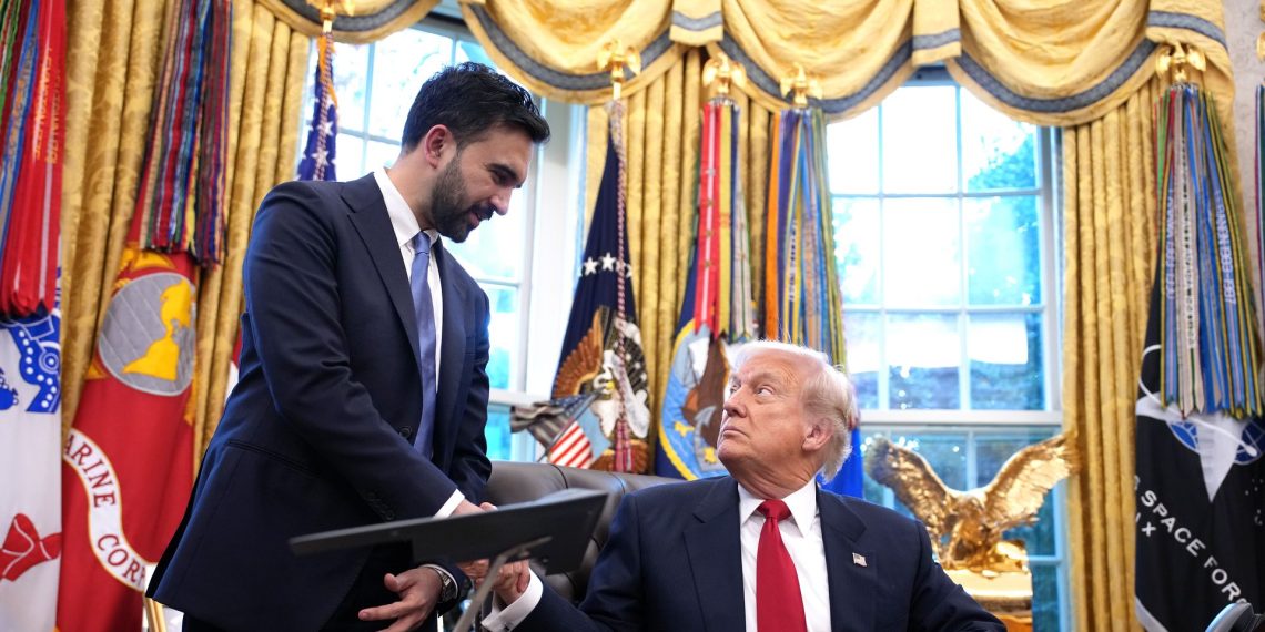 Pertemuan Trump dan Wali Kota Mamdani berlangsung hangat di Gedung Putih, lengkap dengan candaan soal tuduhan fasis. (Foto: Andrew Harnik/Getty Images)