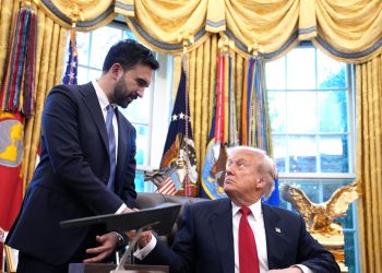 Pertemuan Trump dan Wali Kota Mamdani berlangsung hangat di Gedung Putih, lengkap dengan candaan soal tuduhan fasis. (Foto: Andrew Harnik/Getty Images)