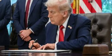 Trump tandatangani perintah eksekutif menetapkan cabang Ikhwanul Muslimin di Mesir, Libanon, dan Yordania sebagai kelompok teroris asing. (Foto: Media Sosial X)