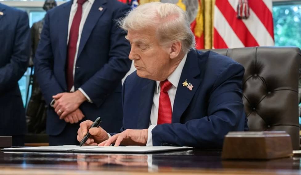 Trump tandatangani perintah eksekutif menetapkan cabang Ikhwanul Muslimin di Mesir, Libanon, dan Yordania sebagai kelompok teroris asing. (Foto: Media Sosial X)