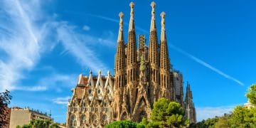 Basilika Sagrada Familia di Barcelona resmi menjadi gereja tertinggi di dunia setelah penambahan salib di Menara Yesus Kristus. (Foto: penakatolik.com)