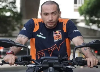Saksi mata mengungkap detik kecelakaan motor Gary Iskak di Pesanggrahan. Polisi menjelaskan dugaan penyebab insiden yang menewaskan sang aktor.