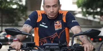 Saksi mata mengungkap detik kecelakaan motor Gary Iskak di Pesanggrahan. Polisi menjelaskan dugaan penyebab insiden yang menewaskan sang aktor.