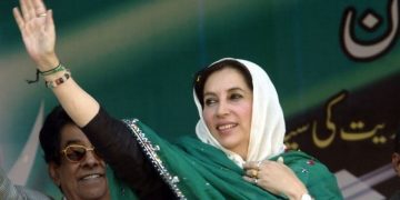 Menyelami latar belakang kematian Benazir Bhutto pada 27 Desember 2007: serangan senjata dan bom bunuh diri, kontroversi investigasi, dan dampak politik Pakistan hingga kini. (Foto: Asif Hassan/AFP)