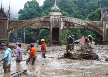 Personel Polda Riau hilang dalam longsor Sumbar setelah sempat berkomunikasi soal kemacetan di Padang Panjang. Tim SAR terus melakukan pencarian. (Foto: indeksnews.com)