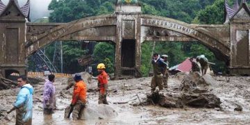 Personel Polda Riau hilang dalam longsor Sumbar setelah sempat berkomunikasi soal kemacetan di Padang Panjang. Tim SAR terus melakukan pencarian. (Foto: indeksnews.com)