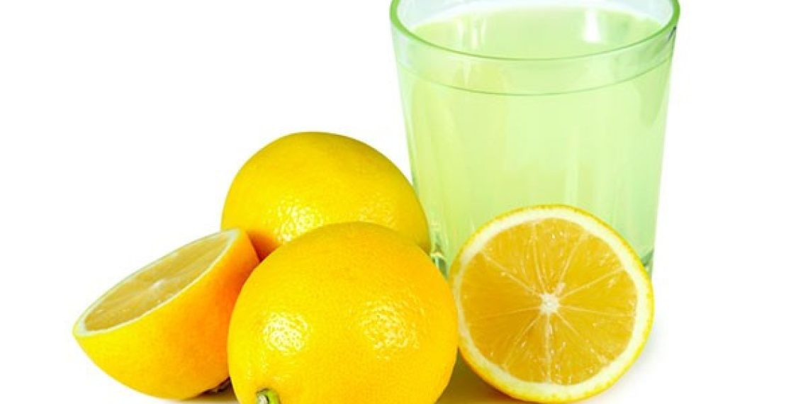 Minum air lemon setiap hari bisa menimbulkan efek samping berbahaya seperti gigi sensitif, sariawan, migrain, hingga interaksi obat. (Foto: Wikipedia.org)