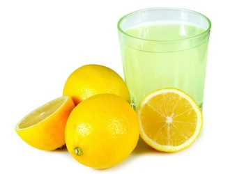 Minum air lemon setiap hari bisa menimbulkan efek samping berbahaya seperti gigi sensitif, sariawan, migrain, hingga interaksi obat. (Foto: Wikipedia.org)