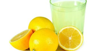 Minum air lemon setiap hari bisa menimbulkan efek samping berbahaya seperti gigi sensitif, sariawan, migrain, hingga interaksi obat. (Foto: Wikipedia.org)