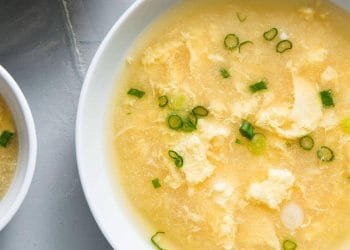 Resep Sup telur serabut praktis dan sehat, mudah dibuat, lezat, dan hangatkan tubuh. Cocok untuk menu harian yang bergizi dan cepat siap saji. (Foto: delish.com)