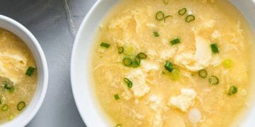 Resep Sup telur serabut praktis dan sehat, mudah dibuat, lezat, dan hangatkan tubuh. Cocok untuk menu harian yang bergizi dan cepat siap saji. (Foto: delish.com)