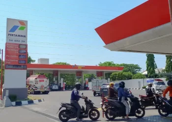 Pertamina buka suara dan meminta maaf setelah banyak motor di Jawa Timur mengalami brebet usai diisi Pertalite. Pemeriksaan BBM tengah dilakukan. (Foto: M. Irfan Azhari Mg suarasurabaya.net)