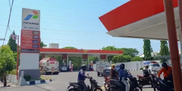 Pertamina buka suara dan meminta maaf setelah banyak motor di Jawa Timur mengalami brebet usai diisi Pertalite. Pemeriksaan BBM tengah dilakukan. (Foto: M. Irfan Azhari Mg suarasurabaya.net)