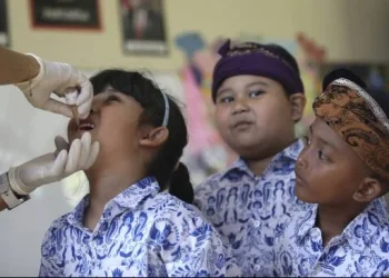 Indonesia resmi menutup KLB polio setelah dua tahun respons intensif. Upaya imunisasi massal dan penguatan surveilans menjadi kunci keberhasilan. (Foto: AP/Firdia Lisnawati)