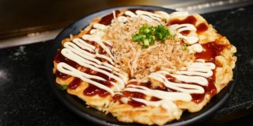 Coba resep okonomiyaki ayam fillet bihun yang gurih dan mudah dibuat di rumah. Cocok untuk sarapan cepat dan camilan keluarga. (Foto: Shutterstock)