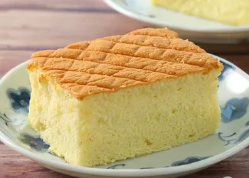 Resep tape keju cotton cake super lembut dan wangi, hasilnya lumer di mulut seperti kapas. Camilan jadul yang mewah tapi tetap mudah dibuat di rumah. (Foto: Sajian Sedap)