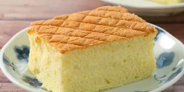 Resep tape keju cotton cake super lembut dan wangi, hasilnya lumer di mulut seperti kapas. Camilan jadul yang mewah tapi tetap mudah dibuat di rumah. (Foto: Sajian Sedap)