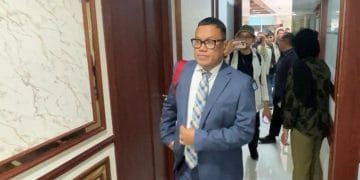 MKD DPR mengembalikan status Uya Kuya sebagai anggota DPR aktif. Ia menilai keputusan MKD profesional dan sesuai bukti yang disampaikan. (Foto: NTVNews.id)