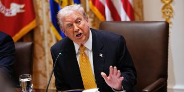 Donald Trump mengancam akan menuntut BBC hingga Rp16 triliun terkait film dokumenter yang dianggap merendahkan dirinya. (Foto: EPA)