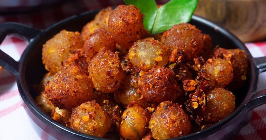 Cara Membuat Cimol Bojot Bandung, Gurih dan Meledak di Mulut Cimol Bojot viral di media sosial karena sensasi pedas dan kenyalnya. Simak resep lengkapnya untuk dibuat di rumah dengan rasa mirip jajanan Bandung asli. (Foto: Cookin.id)