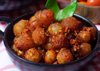 Cimol Bojot viral di media sosial karena sensasi pedas dan kenyalnya. Simak resep lengkapnya untuk dibuat di rumah dengan rasa mirip jajanan Bandung asli. (Foto: Cookin.id)