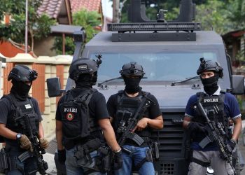 Densus 88 menangkap lima tersangka perekrut anak dan pelajar ke jaringan terorisme. Modus operandi melibatkan media sosial dan platform digital tertutup. (Foto: KOMPAS.com / ANDREAS LUKAS ALTOBELI)