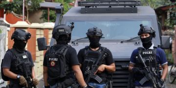 Densus 88 menangkap lima tersangka perekrut anak dan pelajar ke jaringan terorisme. Modus operandi melibatkan media sosial dan platform digital tertutup. (Foto: KOMPAS.com / ANDREAS LUKAS ALTOBELI)